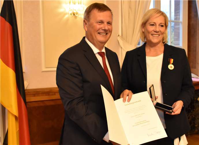 Cornelia Adams aus Niederzissen erhielt die Urkunde aus den Händen von SGD-Präsident Dr. Ulrich Kleemann.HEP