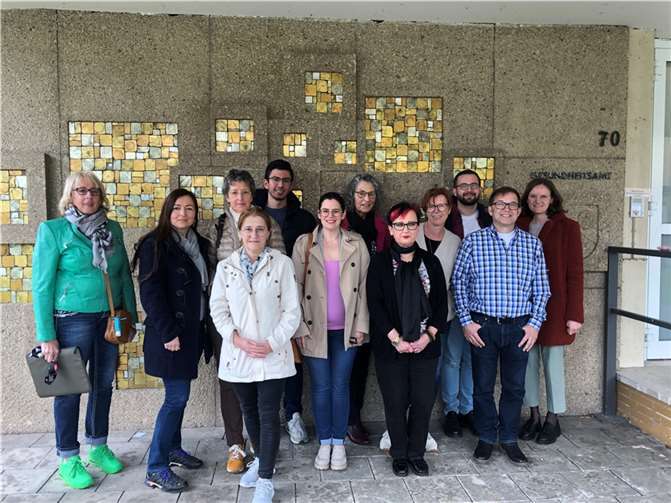 Cornelia Brodeßer von der Deutschen Verkehrswacht referierte bei der Projektgruppe „Soziale Teilhabe“ über die richtige Auswahl und Nutzung von Rollatoren.  Foto: Angela Lönnecke