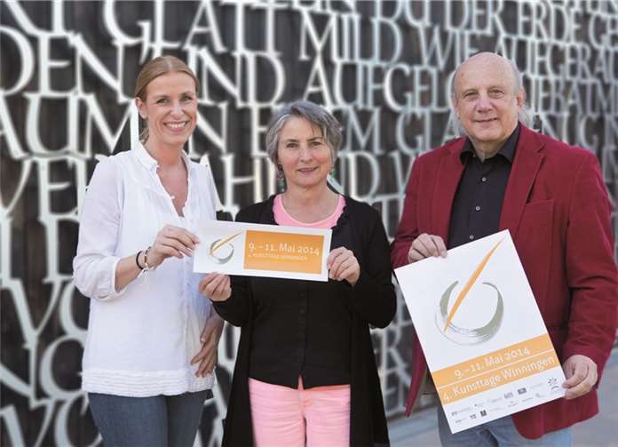 Cornelia Heymann-Löwenstein (Mitte) vom Kunsttage-Team übergab 50 Eintrittsbänder für die vom 9. bis 11. Mai stattfindenden Kunsttage an Claudia Probst und Dirk Crecelius, Vorsitzende und Geschäftsführer der GKKG.privat