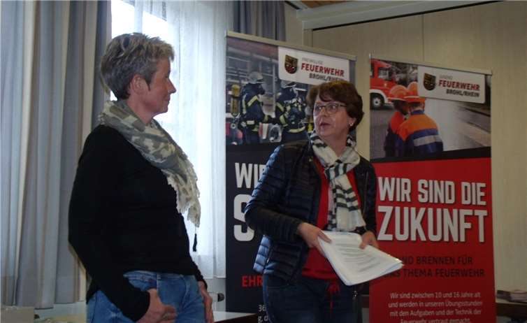 Cornelia Himpfen-Harbott (li.) undBirgit Schmitz stellten sportliche Angebote vor.