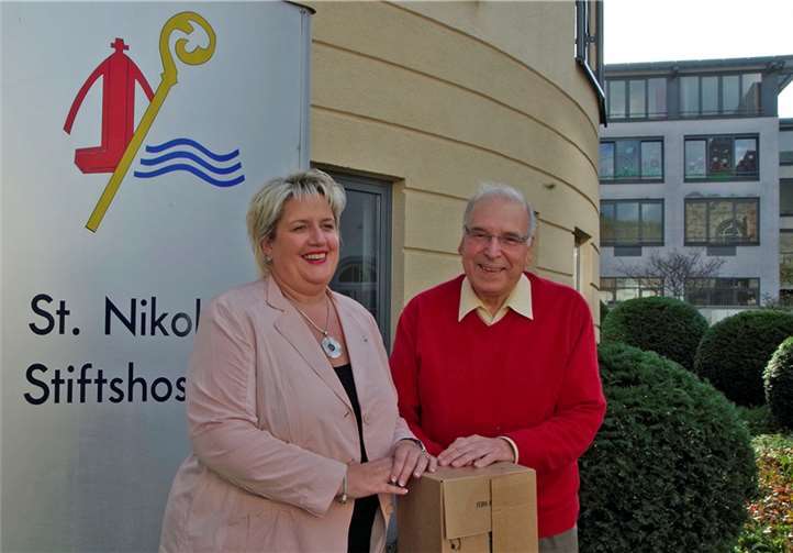 Cornelia Kaltenborn, Geschäftsführerin der St. Nikolaus-Stiftshospital GmbH, überreichte Prof. Lent vor seiner Abreise nach Afrika medizinisches Material, das er für seine ehrenamtliche medizinische Arbeit benötigt. privat