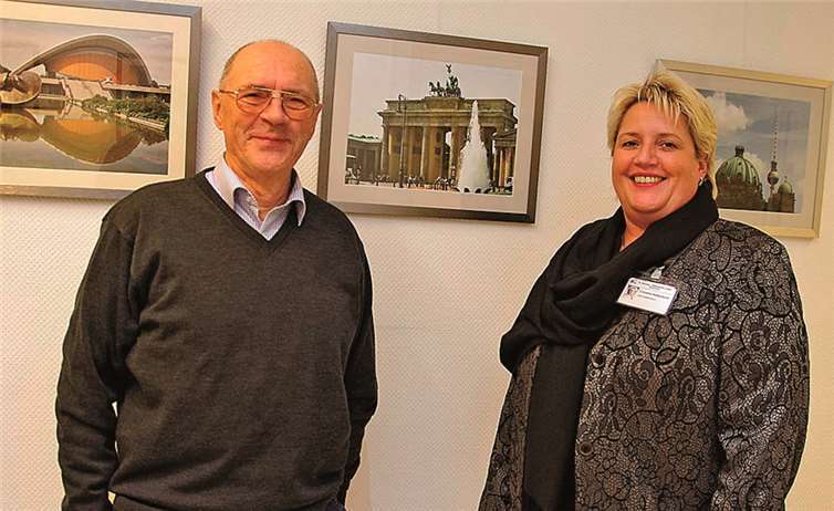 Cornelia Kaltenborn, Geschäftsführerin der St.Nikolaus-Stiftshospital GmbH, mit dem Fotografen Burkhard Henning bei einem ersten Rundgang durch die neue Ausstellung im St.Nikolaus-Stiftshospital.privat
