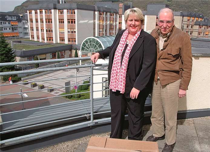 Cornelia Kaltenborn überreichte Prof. Lent vor seiner Abreise nach Afrika medizinisches Material, das er für seine ehrenamtliche medizinische Arbeit benötigt.privat