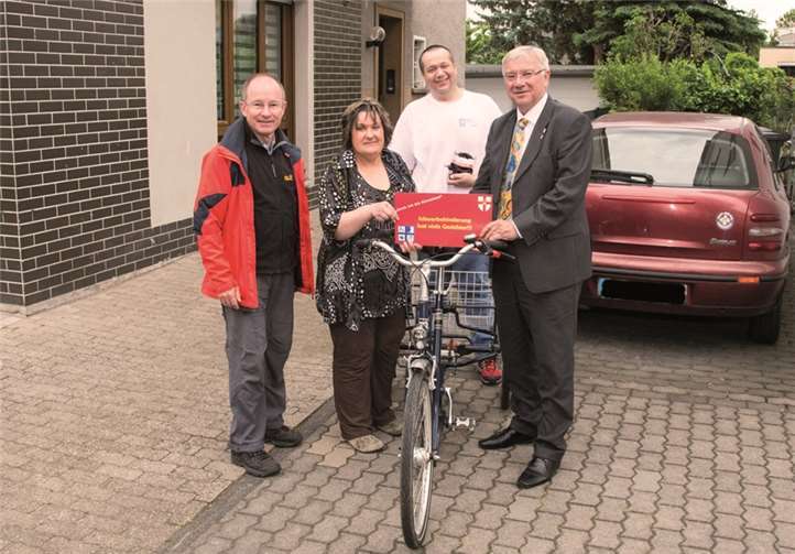 Cornelia Kurzbein ist glücklich über ihr neues Fahrrad (v.r.): Oberbürgermeister Prof. Dr. Joachim Hofmann-Göttig, André Bender Bundesverband Selbsthilfe Körperbehinderter, Cornelia Kurzbein, Joachim Seuling, Behindertenbeauftragter der Stadt Koblenz. Joachim Seuling