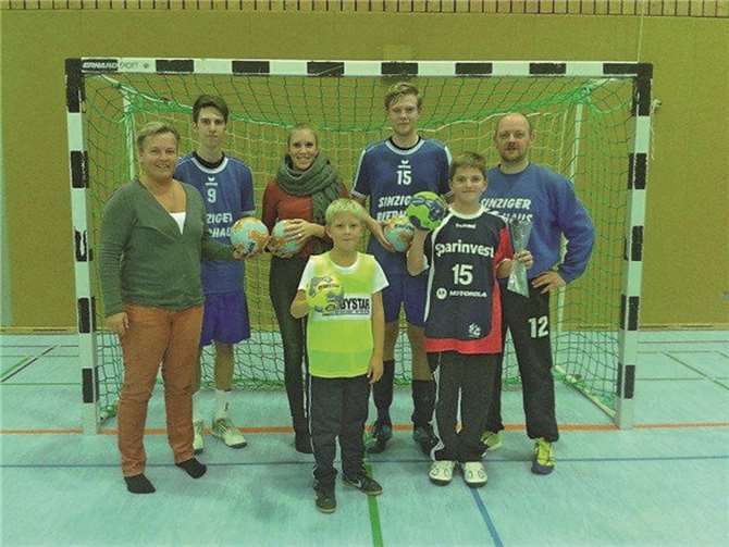 Cornelia Reitz (li.) übergab die gespendeten Trainingsrequisiten an einige Mannschaftsvertreter. privat