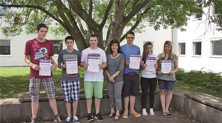 Cornelia Schäfers (Mitte) mit den Preisträgern. Privat