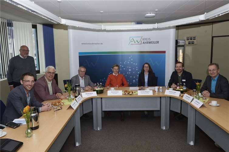 Cornelia Weigand (3.v.r.), Landrätin des Kreises Ahrweiler, übernimmt die Schirmherrschaft über die Talent Companies: Foto: Michael Deichert