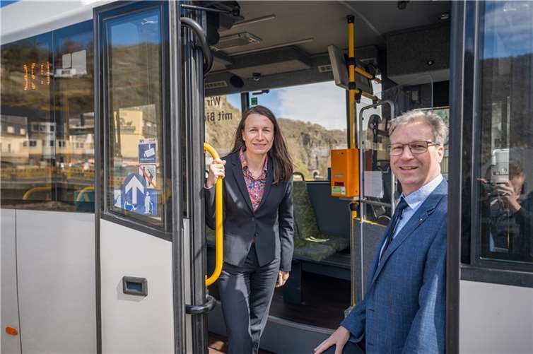Von Altenahr bis Blankenheim: „WanderBus Oberes Ahrtal“ startet Cornelia Weigand, Landrätin des Kreises Ahrweiler zusammen mit Achim Blindert, der Allgemeine Vertreter des Euskirchener Landrats.