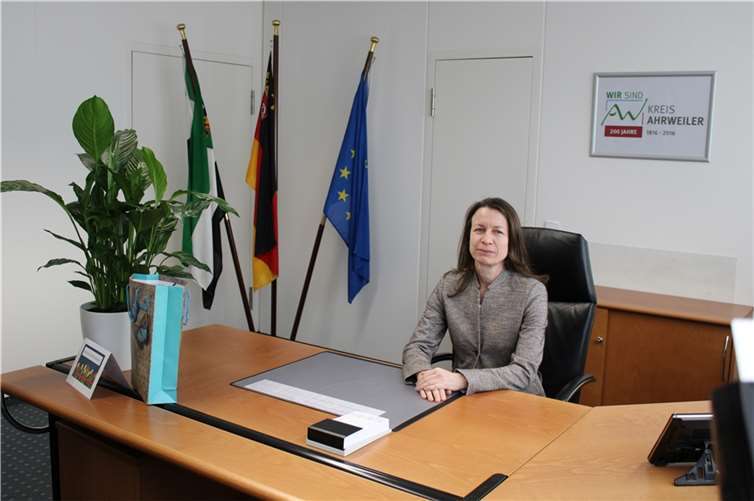 Cornelia Weigand an ihrem neuen Arbeitsplatz im Kreishaus.  Fotos: DU