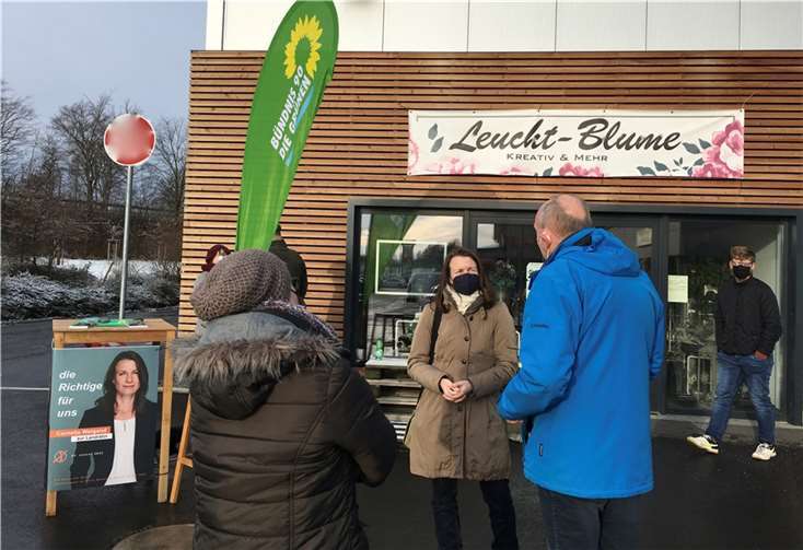 Cornelia Weigand folgte der Einladung der GRÜNEN nach Gelsdorf in der Grafschaft, hier im Gewerbegebiet. Foto: Claudia Schmitz