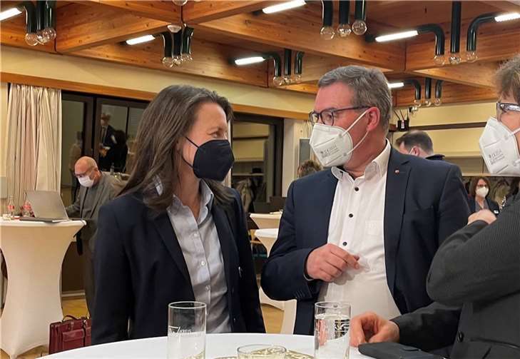 Cornelia Weigand im Gespräch mit Horst Gies.  Foto: ROB