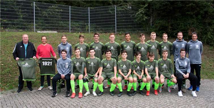 Cornelius Kirsche, Vorstandsmitglied der AG für Steinindustrie übergibt der Mannschaft die neuen Trikots. Foto: Judith Haehner