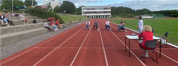 Corona-bedingt fand die Jahreshauptversammlung der TuS Dierdorf unter freiem Himmel im Stadion am Schulzentrum statt.Foto: privat