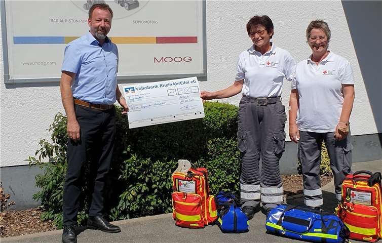 Corona-bedingt verschobene Scheckübergabe mit Oliver Follmann, Uschi Blum und Sabine Hollender. Foto: Moog Rekofa GmbH