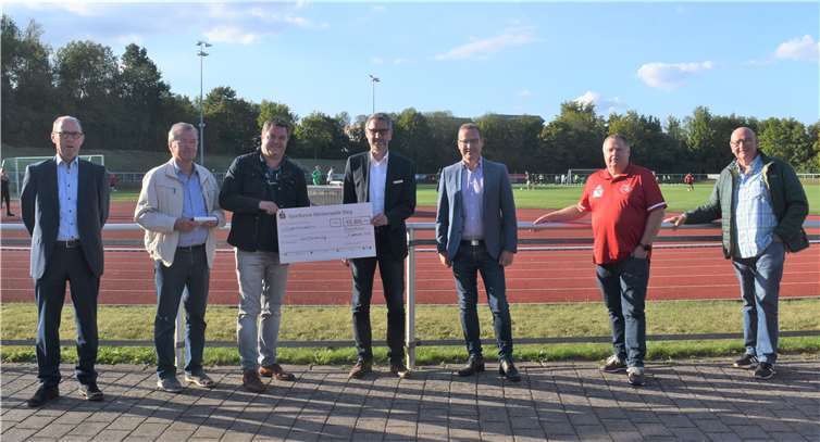 Corona-gebeutelte Fußballvereine nahmen dankend die Spendengutscheine der Sparkasse entgegen: (v.l.) Frank Haak (VfB Wissen), Ehrhard Müller (SV Malberg), Marco Schütz (SG Neitersen/Altenkirchen), Petr Mohr (Sparkasse), Jörg Nicolaus (TuS Montabaur), Uwe Quirmbach und Hans-Werner Reifenscheidt (beide Sportfreunde Eisbachtal). Foto: privat