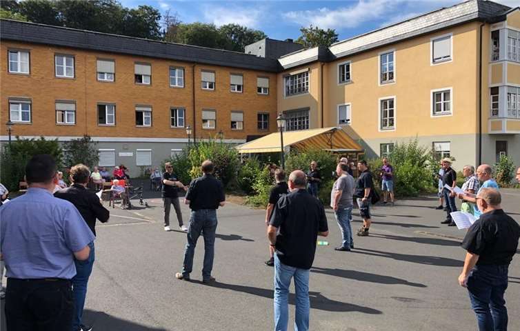 Corona-konform brachten die Sänger des MGV Cäcilia Horbach ihren Zuhörern ein Kirmes-Ständchen. Foto: privat