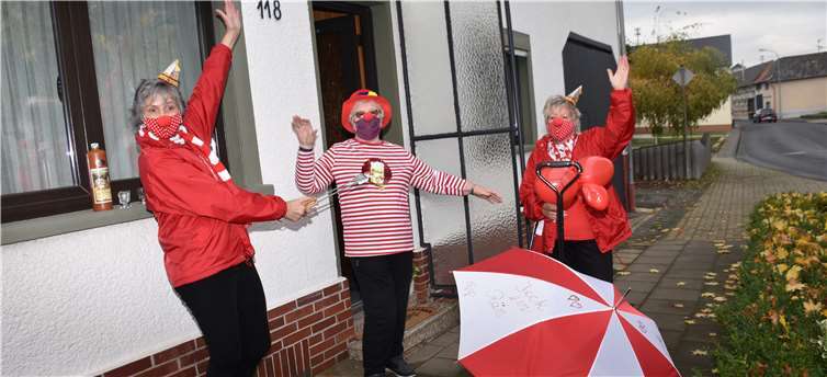 Corona-konform und trotzdem viel Spaß hatte das Damenkomitee Rotkehlchen bei der Übergabe der Jahres-Broschen. Foto: privat