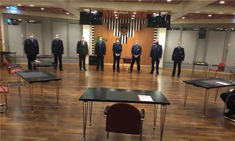 Corona-konforme Übergabe der Führungsverantwortung innerhalb des Löschzuges Weitersburg: (vlnr) Guido Kohl (stellv. Wehrleiter); Jürgen Klöckner (stellv. Wehrleiter); Fred Pretz (Bürgermeister); Daniel Hahn (neuer stellv. Wehrführer); Jörg Schiffer (neuer Wehrführer); Peter Berres (ehem. Wehrführer); Rüdiger Hammes (stellv. Wehrführer). Foto: privat