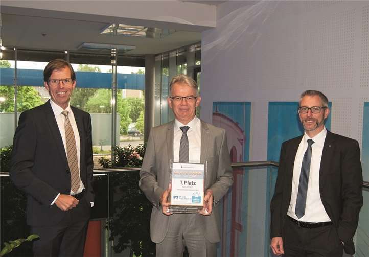 Coronabedingt konnte die Übergabe der Auszeichnung nicht persönlich vorgenommen werden. Dennoch freut sich der Vorstand der VR Bank Rhein-Mosel eG, Andreas Harner, Vorstandssprecher (Mitte), Matthias Herfurth (rechts) und Michael C. Kuch (links), über das großartige Ergebnis und die Auszeichnung.Foto: VR Bank