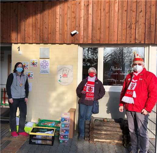 Coronakonform fand die Übergabe der Fastnachtspakete bei den Kindergärten statt. Fotos: privat