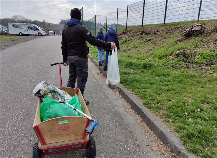 Coronakonform gingen die Familien auf Mülljagd. Fotos: privat