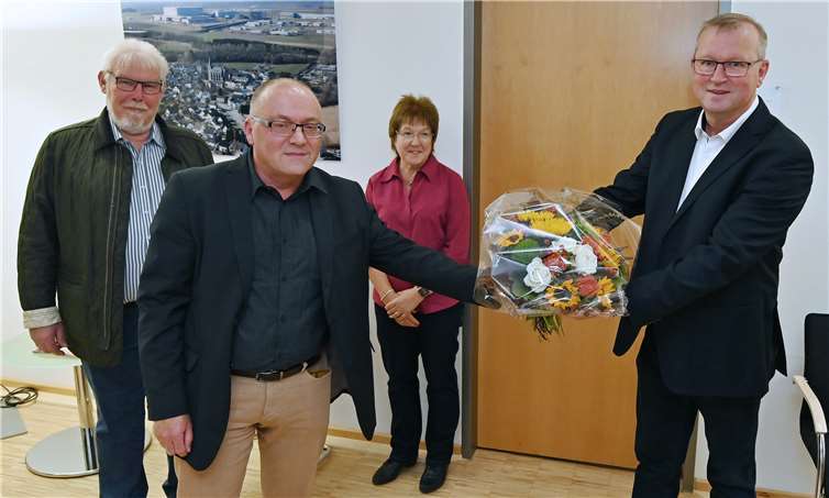 Coronakonforme Glückwünsche an den wiedergewählten Bürgermeister der Gemeinde Grafschaft, Achim Juchem (rechts), gab es von Bauamtsleiter Friedhelm Moog, dem Ersten Beigeordneten Michael Schneider und Vorzimmerdame Ria Tombeux. Foto: -JOST-