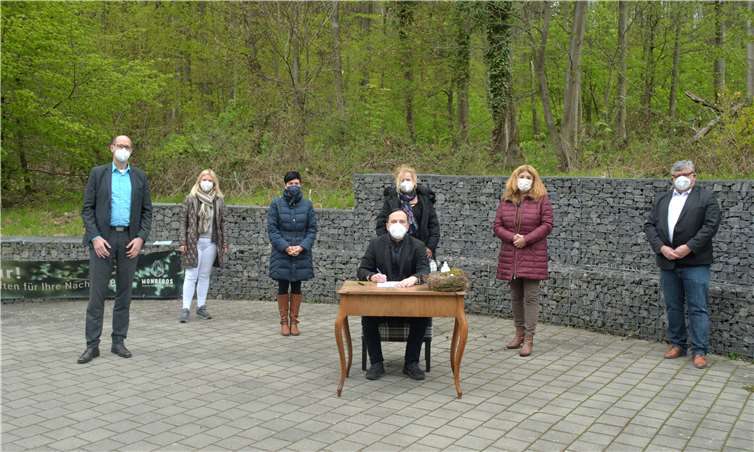 Coronakonforme Vertragsunterzeichnung mit den Bündnispartnern Museum, Grundschulen, Kreisverwaltung Neuwied. Mitte vorn: Museumsleiter Dr. Frank Moseler, von re: Bildungsdezernent Michael Mahlert, Andrea Oosterdyk, Bildungsbüro, die Schulleiterinnen der Grundschulen Leutesdorf, Rheinbrohl und Leubsdorf, Bettina Kliesrath, Doris Brosowski und Tanja Kock sowie als Schulträger der Bürgermeister der Verbandsgemeinde Bad Hönningen, Jan Ermtraud.Foto: Kreisverwaltung