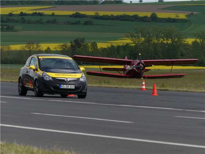 Corsa und historische Flugzeug. Foto: Erwin Großgarten