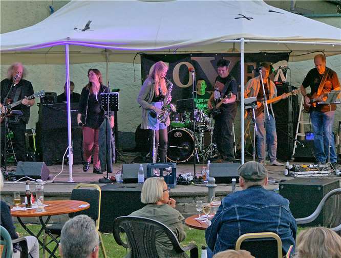 Coverstreet sorgte für einen abwechslungsreichen musikalischen Abend auf der Bühne hinter der Kulturwerkstatt. Foto: privat