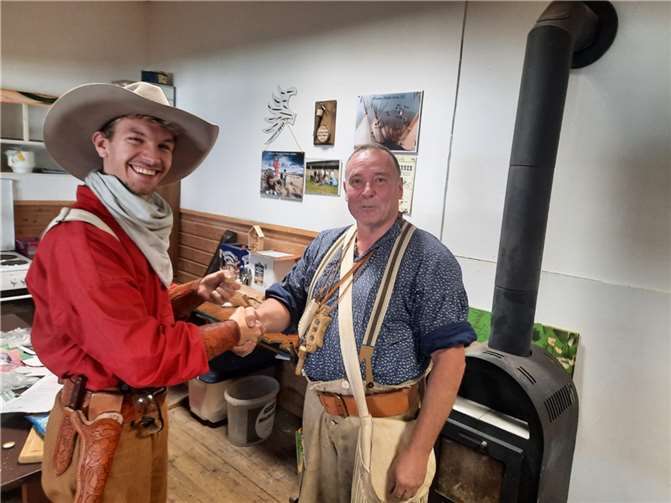 Cowboy Lukas Cruse (links) zusammen mit Trapper Stefan Hennerici (rechts)