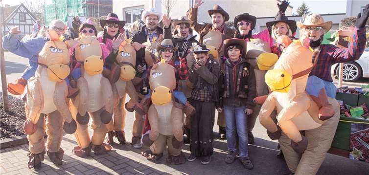 „Cowboys außer Rand und Band“ ritten auf ihren luftgefüllten Ponys an Weiberdonnerstag durch Gelsdorf. JOST