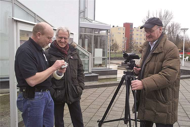 Crewmitglied Egbert Lux (links) lässt sich von Josef Dötsch, MdL, bei der Arbeit über die Schulter schauen, während Bernd Schneider die Kamera für die nächste Szene richtet.Wahlkreisbüro Josef Dötsch, MdL
