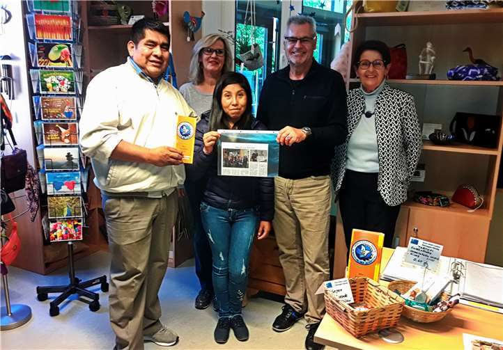 Crismayria Quispe Salgado und Padre José Luis Mamani Subriana besuchten den Eine-Welt-Laden.privat