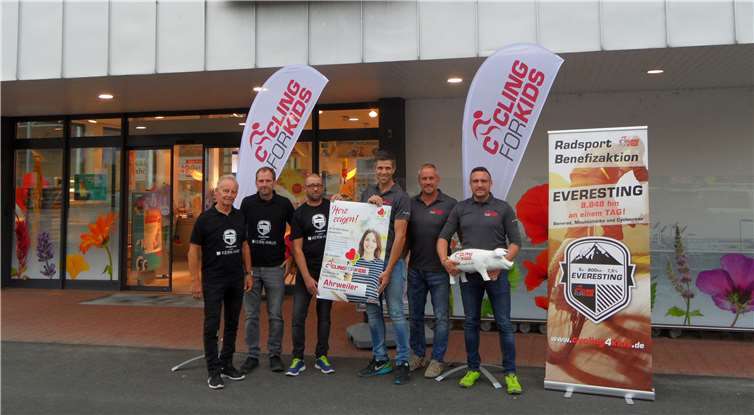 Cycling for Kids powered by Kern-Haus präsentieren sich und ihre Arbeit im dm-Markt Ahrweiler. privat
