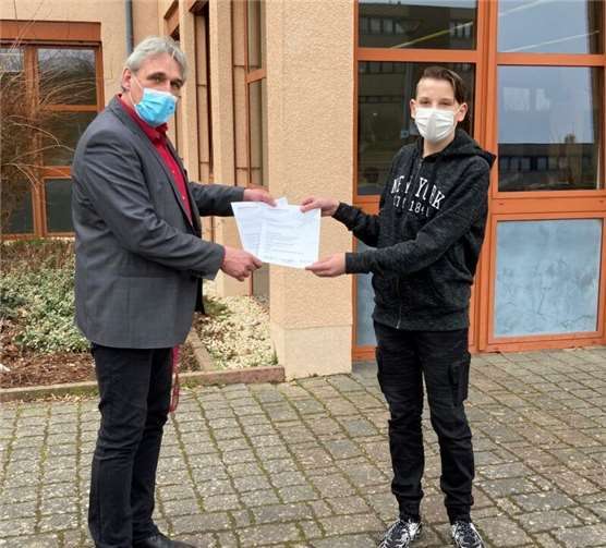 Cyrano Schneising bekam von Schulleiter Malte Möbius die Urkunden überreicht. Foto: privat