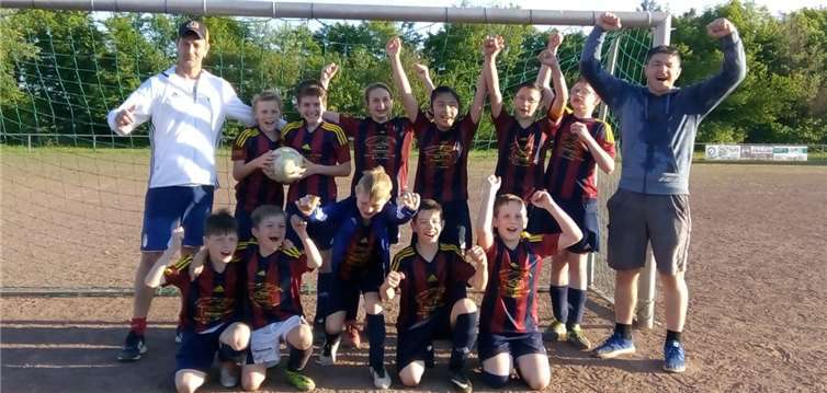 D-Jugendmannschaft nach Staffelsieg im Mai. privat