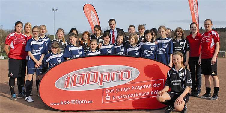 D-Juniorinnen des SV Schwarz-Weiß Merzbach mit den Spielerinnen Irina London (links) und Romina Frommont (rechts) sowie Stephan Moos, Regionaldirektor der Kreissparkasse Köln in Rheinbach (hinten Mitte).Privat