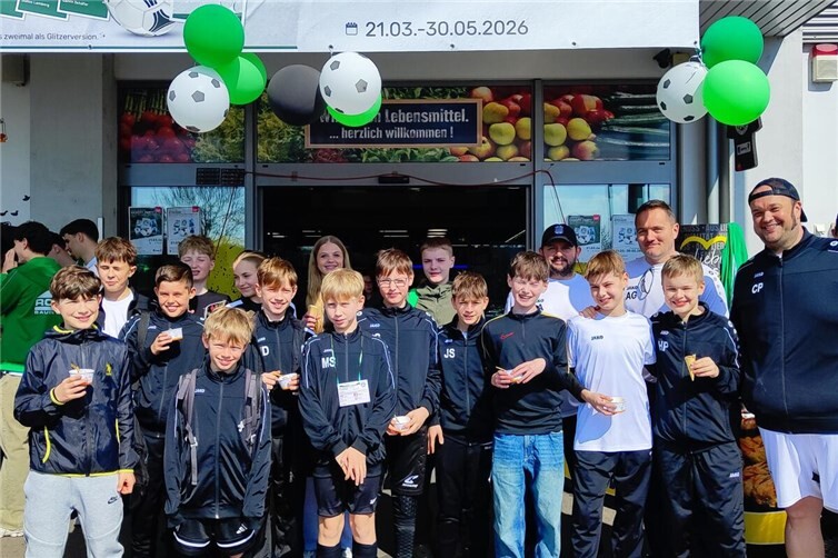 D1 Junioren im Sammelfieber auf der Kick Off Veranstaltung zum Stickeralbum des FC Plaidt 