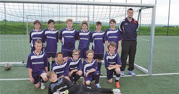 D1 Spieler der JSG St. Katharinen -Vettelschoß: Hinten stehend v.li. Marcel Klöckner, Felix Strauch, Janik Manns, Luke Steinebach, Moritz Knopp, Lukas Bremm , Trainer Kilian Spelleken. Vorne sitzend v.li. Dennis Strasser, Robin Kany, Robin Piestert, Sebastian Riebartsch, Jannik Hüngsberg. Vorne liegend: Lukas ten Thije.privat