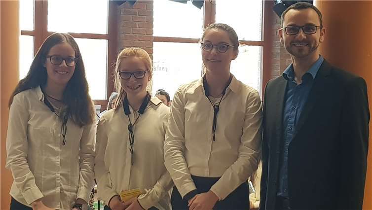 D2-Lehrgangsbesten (v. li. n. re.): Hannah Israel , Soraya Görges und Anna Reising mit Christoph Müller.