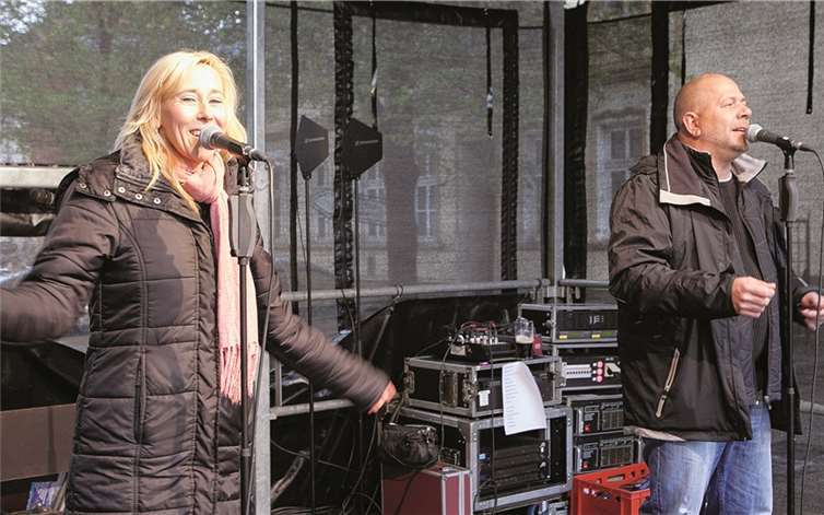 DAs Duo „Multi Voices“ sorgte mit seinen Liedern für gute Stimmung. VJ