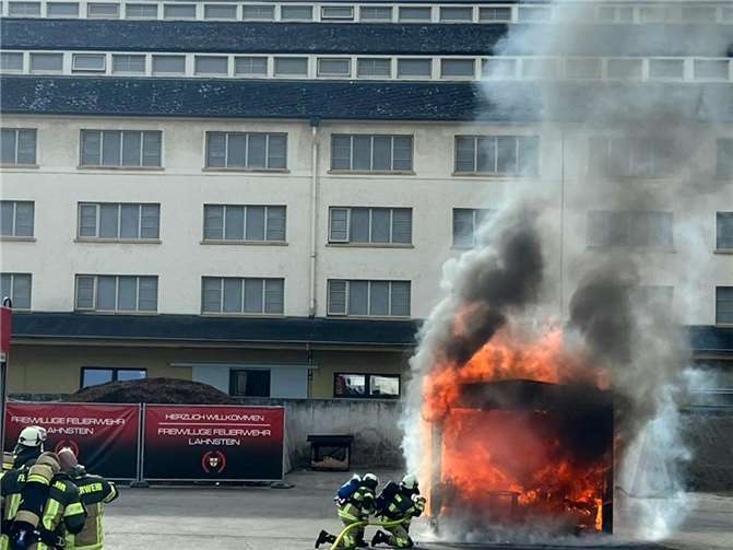 DAs Löschen eines Zimmerbrands konnte man hautnah miterleben.