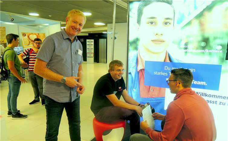 DB-Ausbildungskoordinator Steffen Dietze (vorne)freut sich über ernst gemeinte Informationsgespräche,wie dieses zu den Karrierechancen bei der Deutschen Bahn.