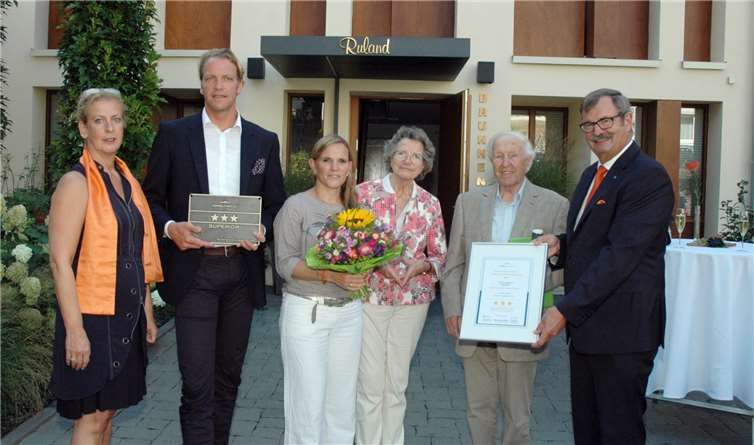 DEHOGA-Kreisvorsitzende Marion Wenzel (l.) und DEHOGA-Vizepräsident Lothar Weinand (r.) freuten sich, Familie Carnott Schild und Urkunde übergeben zu dürfen: Andreas (2. v. l.) und Bernadette Carnott sowie Henriette und Jakob-Erich Carnott. UM