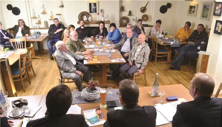 DEHOGA Mitglieder aus dem Kreis Neuwied waren zur Podiumsdiskussion nach Roßbach gekommen.-hep-