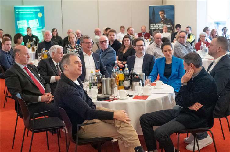 Tolle Menschen in den Ehrenämtern des Fußballsports DFB Abordnung im Vordergrund links Andreas Rettig DFB-Geschäftsführer Sport, rechts im Bild Celia Sasic DFB-Vizepräsidentin für Diversität und Vielfalt und rechts vorne Arno Michels DFB-Ausbilder der Pro Lizenz.