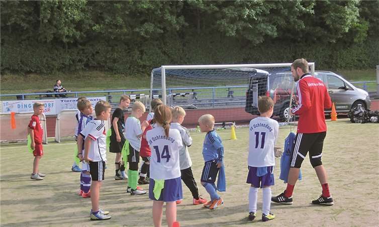 DFB-Teamer Sebastian Reifferscheid hatte einige sehr interessante Zuhörer bei der Erläuterung seiner Trainingsvariante.privat