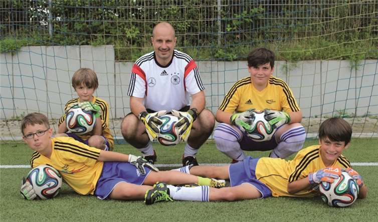 Fußballbegeisterung pur im Weiherstadion DFB-Trainer Jörg Emmerich trainierte die Torwartstars von morgen.