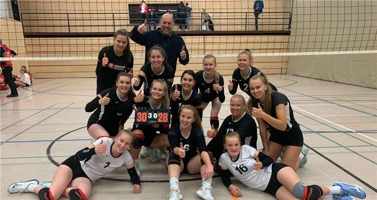 DIe 2. Damenmanschaft: Jana , Lilly, Theresa, Linn, Lea, Amelie, Alicia, Luisa, Edda, Inga, Vanessa, Anne mit Trainer Michael Lämmel.Foto: privat