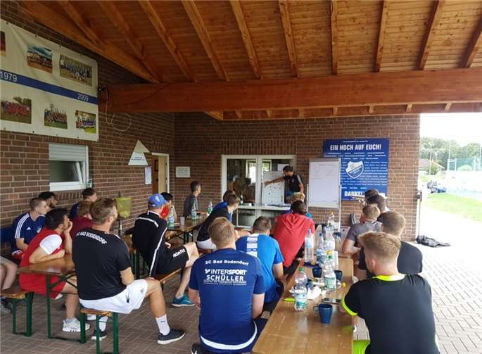 DIe Fußballer des SC absolvierten ein ganztägiges Training mit Theorie und Praxis.